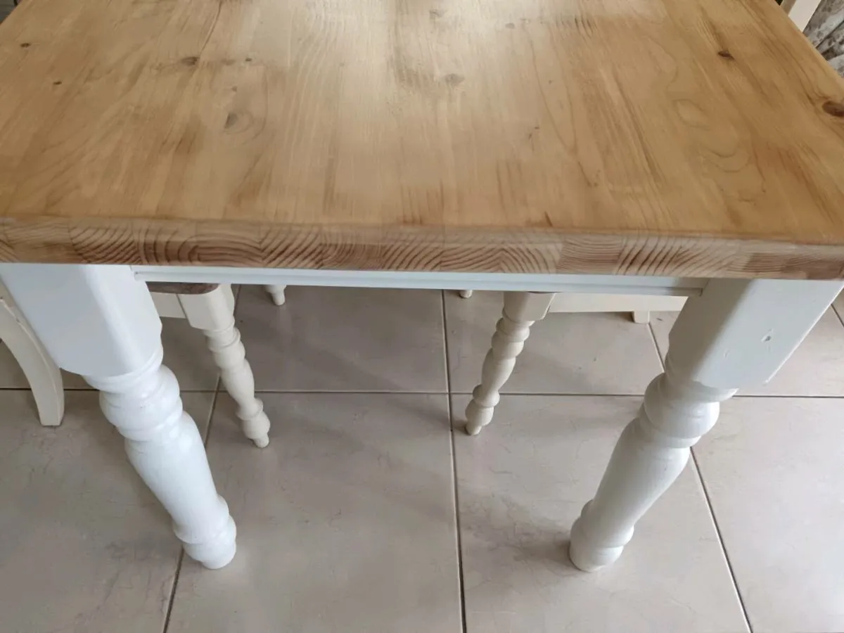 Country table and chairs - Image 3