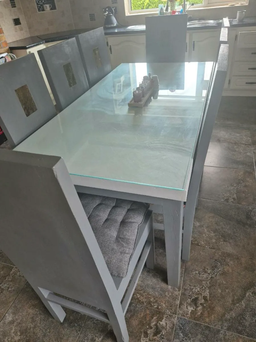 Table and chairs - Image 1