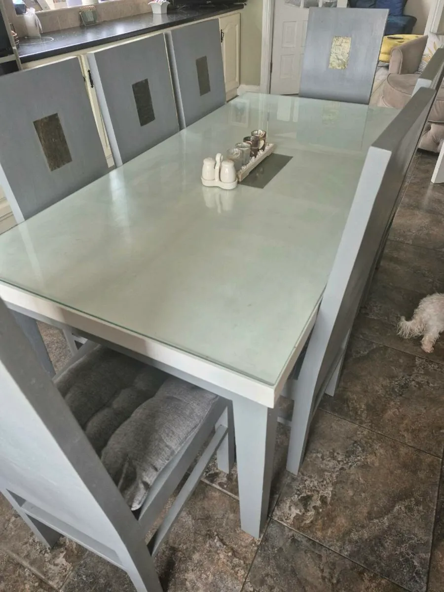 Table and chairs - Image 2