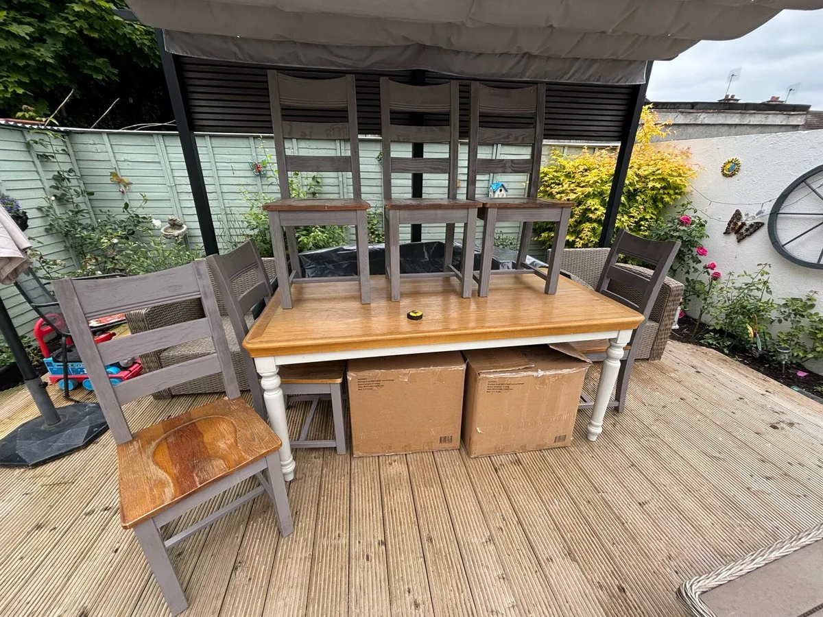 Solid wood dining table and 6 chairs - Image 1