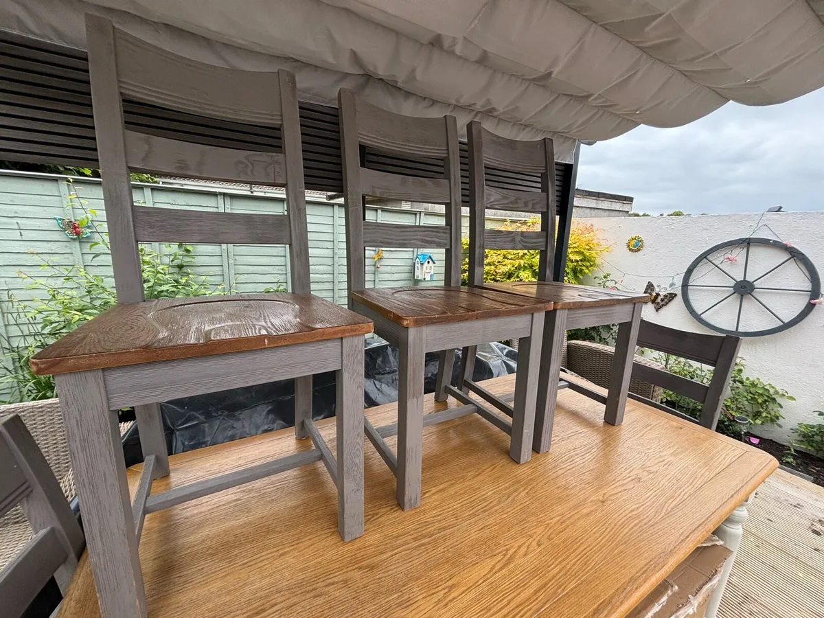Solid wood dining table and 6 chairs - Image 2