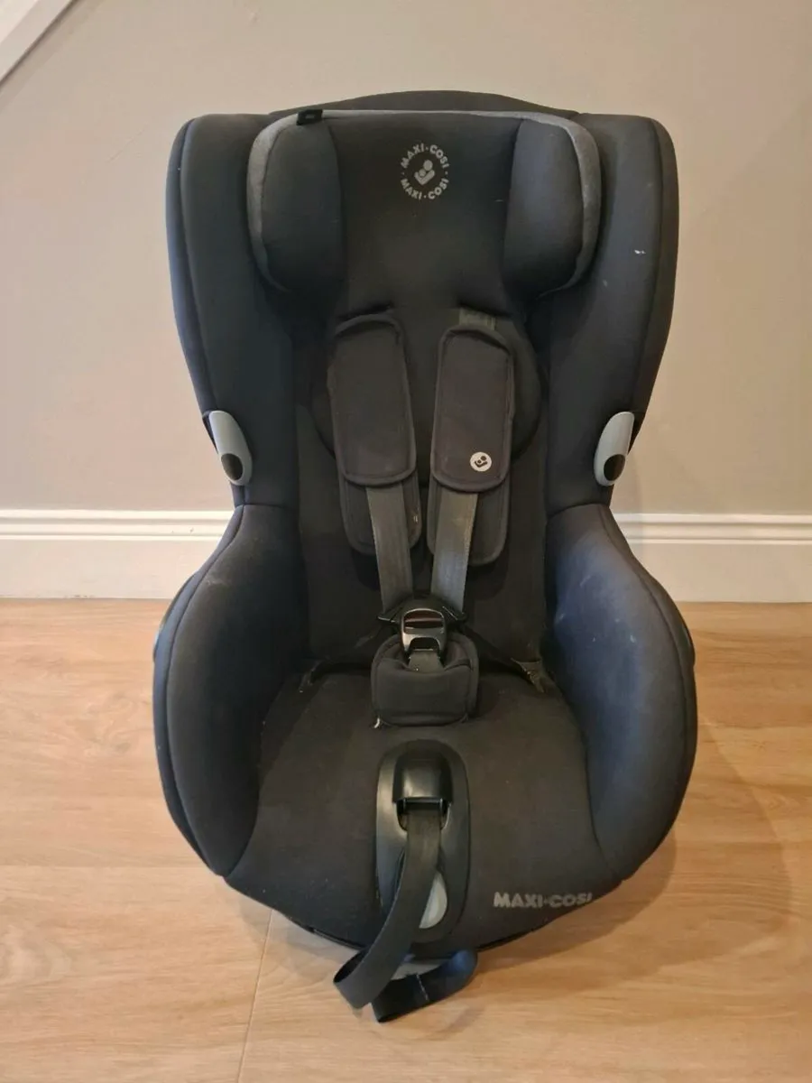 Maxi Cosi Axiss Swivel Car Seat - Image 1