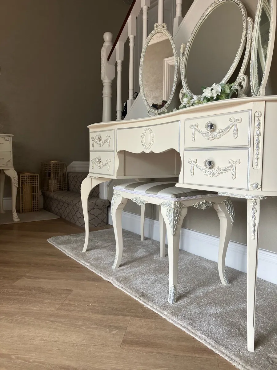 Dressing table mirror and stool - Image 1