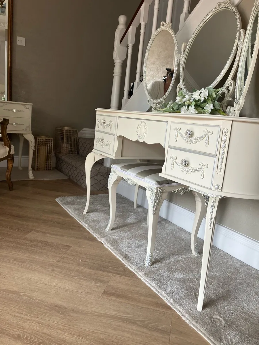 Dressing table mirror and stool - Image 2