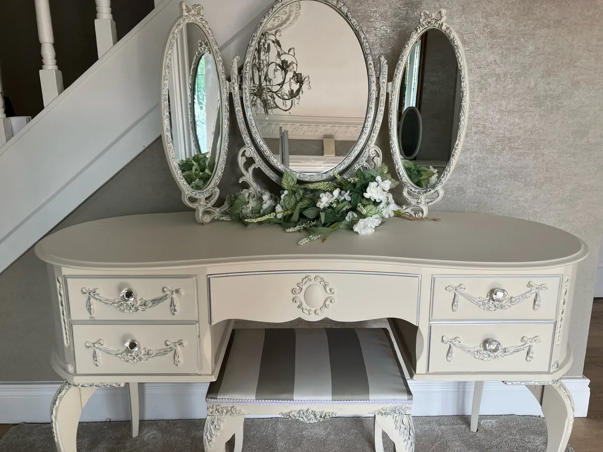 Dressing table mirror and stool - Image 3
