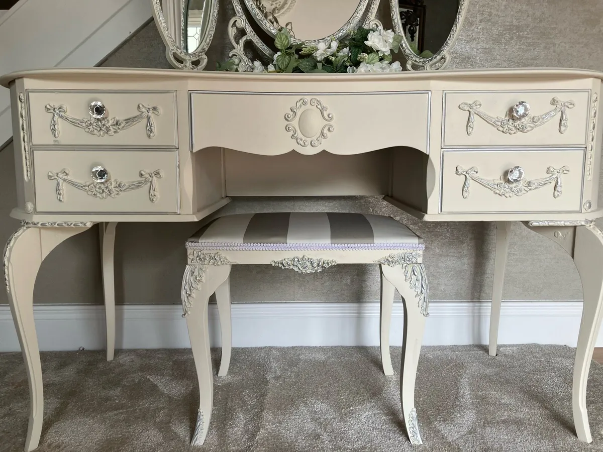 Dressing table mirror and stool - Image 4