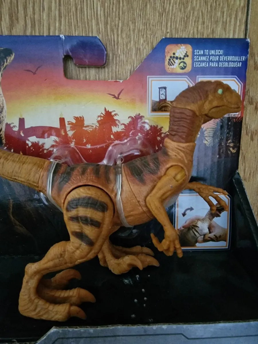 Jurassic World Legacy Collection Velociraptor Dino - Image 2
