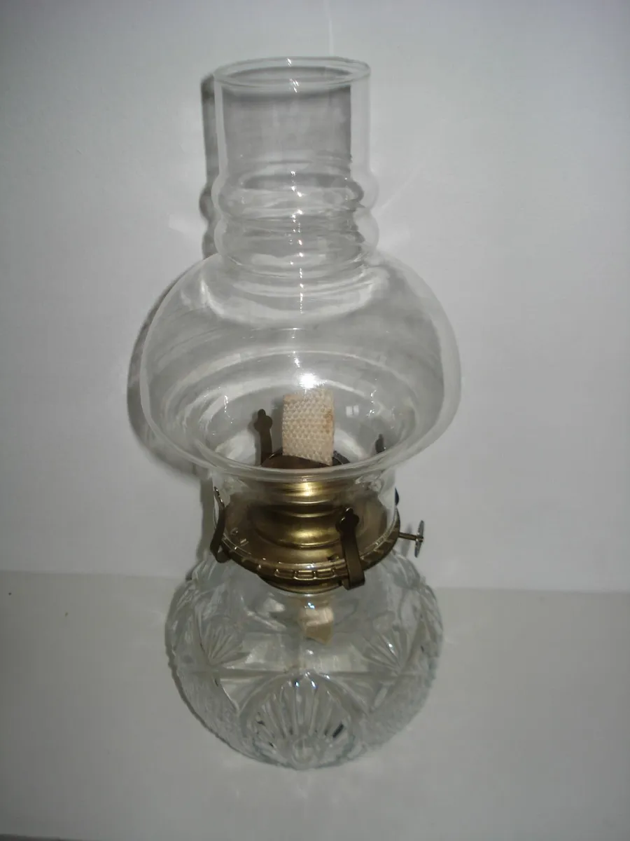 VINTAGE UNUSED 1985  OIL STORM LAMP. - Image 2