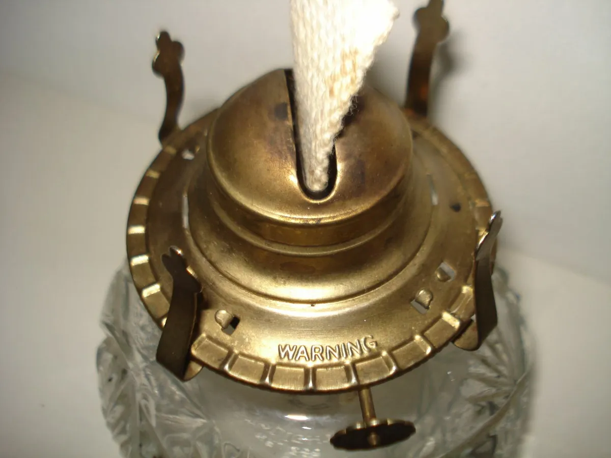 VINTAGE UNUSED 1985  OIL STORM LAMP. - Image 3
