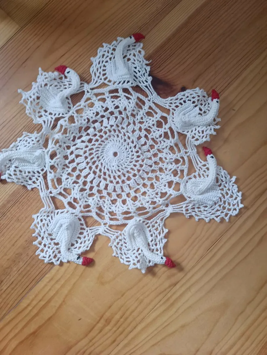 Lovely table piece,hands made crochet - Image 2
