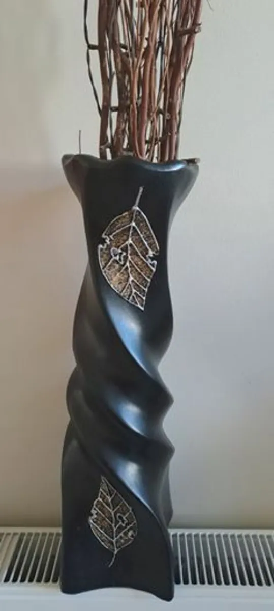 Black vase with lights and twigs - Image 1