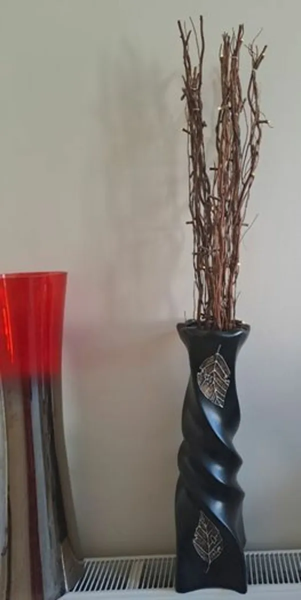 Black vase with lights and twigs - Image 2
