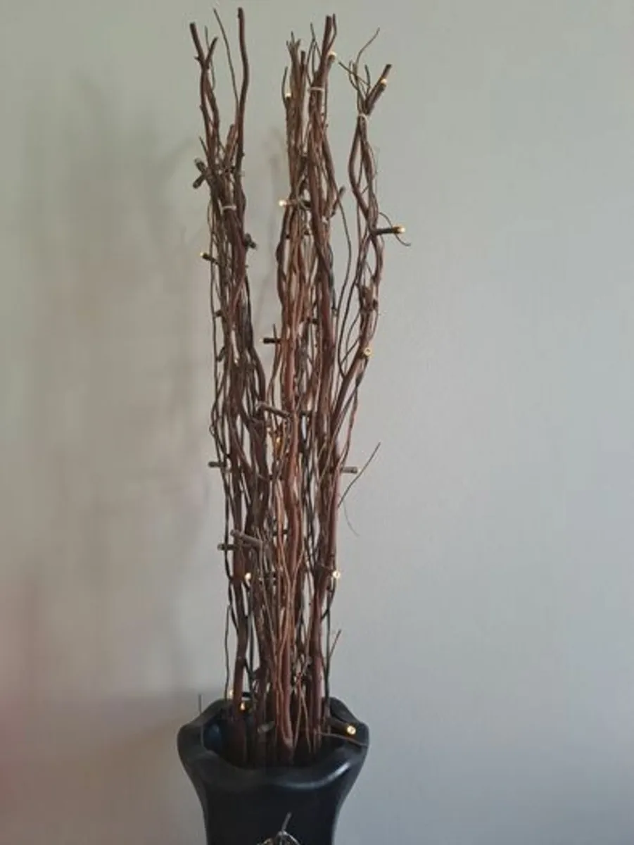 Black vase with lights and twigs - Image 3