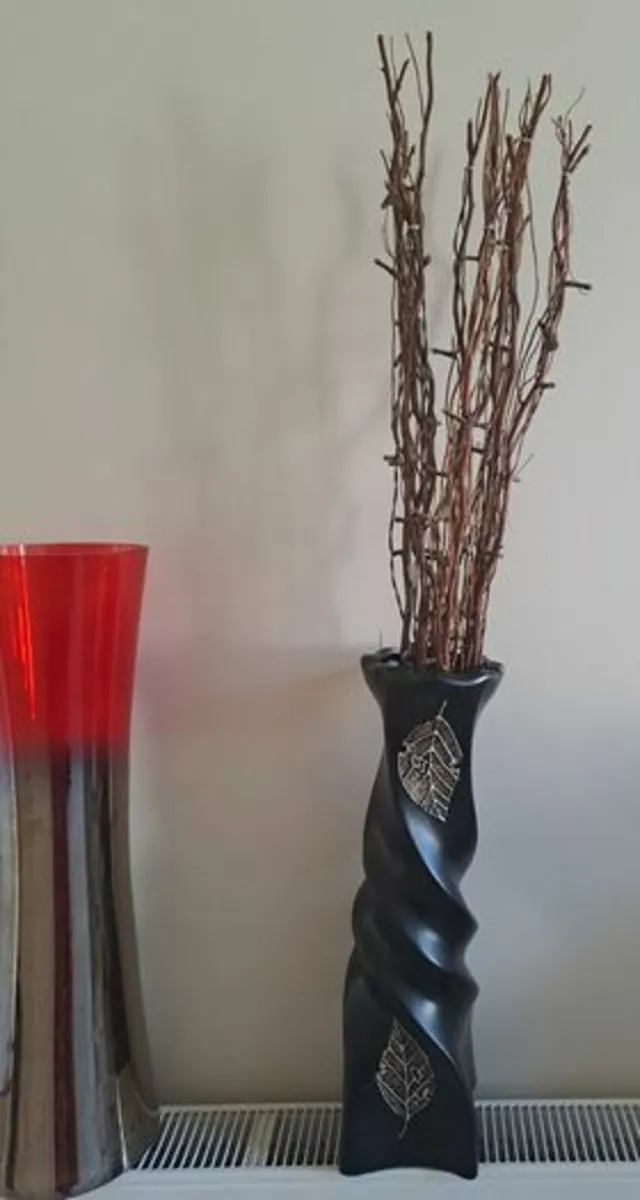 Black vase with lights and twigs - Image 4