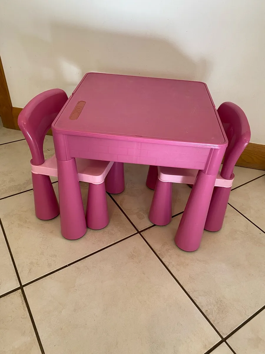 Kids table and chairs - Image 1