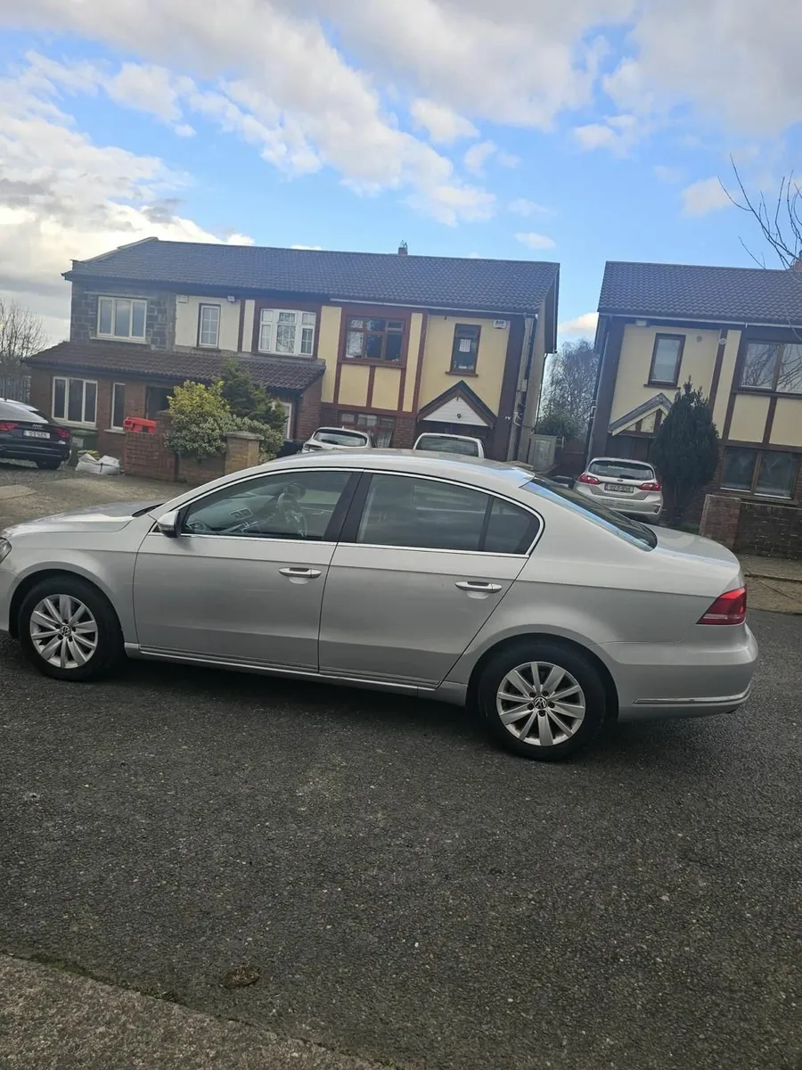 Volkswagen Passat 2011 - Image 2