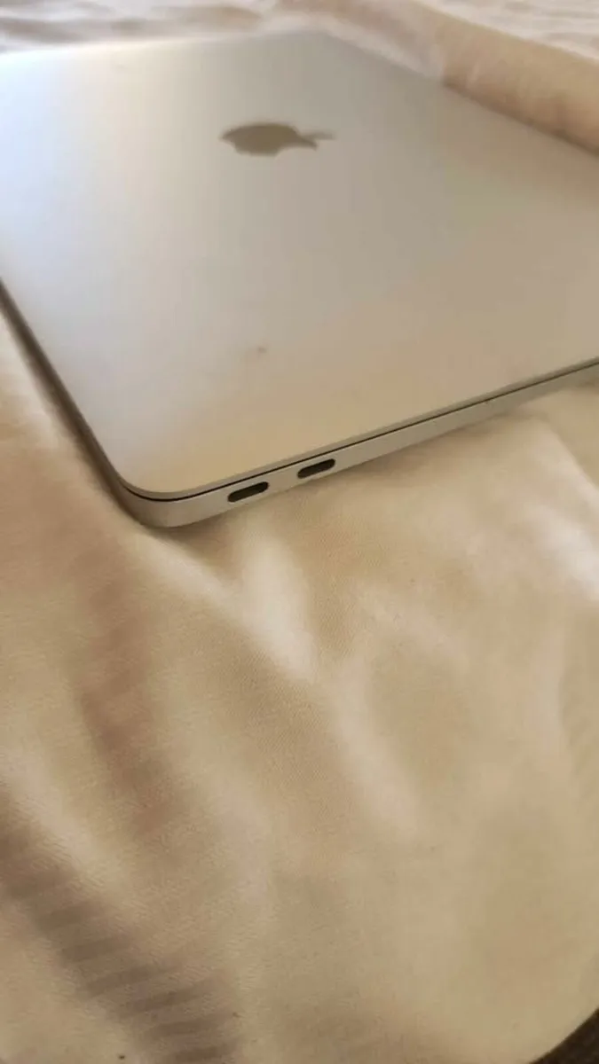 Apple Macbook Air (2018) i5 256gb SSD 8GB RAM - Image 4