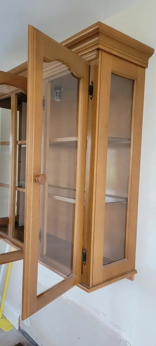 Display cabinet with light - Image 1