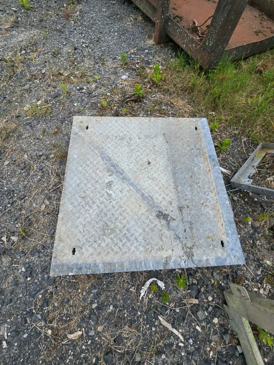 Galvanised very heavy dudy manhole & frame - Image 1