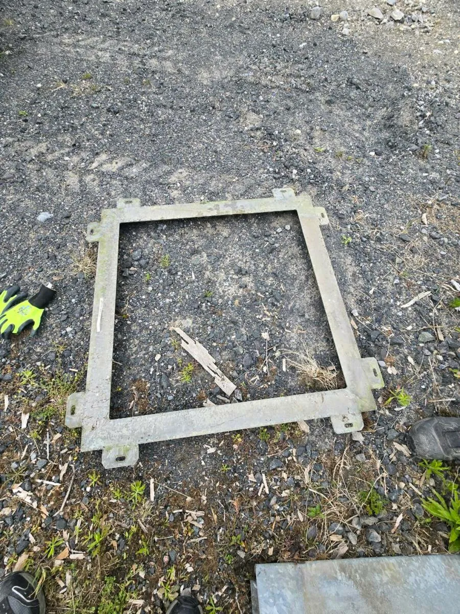 Galvanised very heavy dudy manhole & frame - Image 2