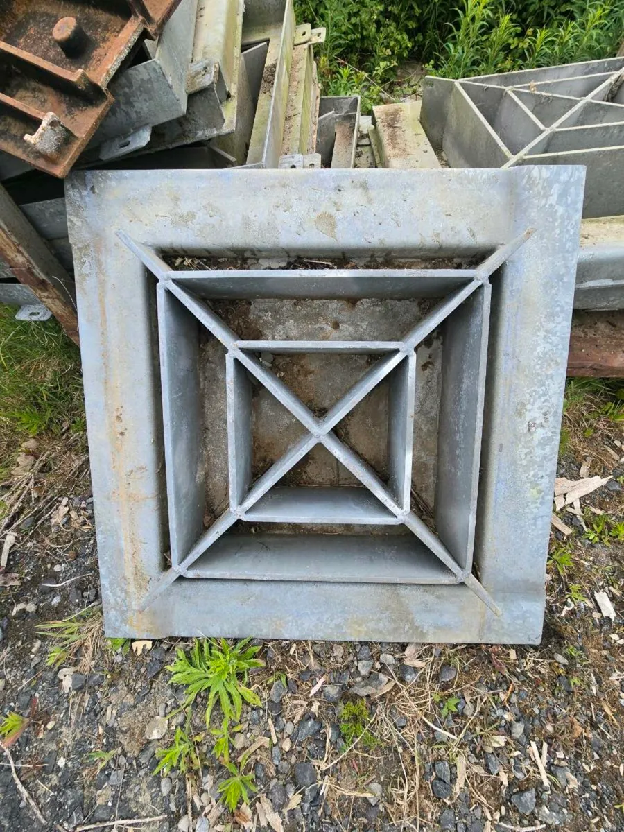Galvanised very heavy dudy manhole & frame - Image 3