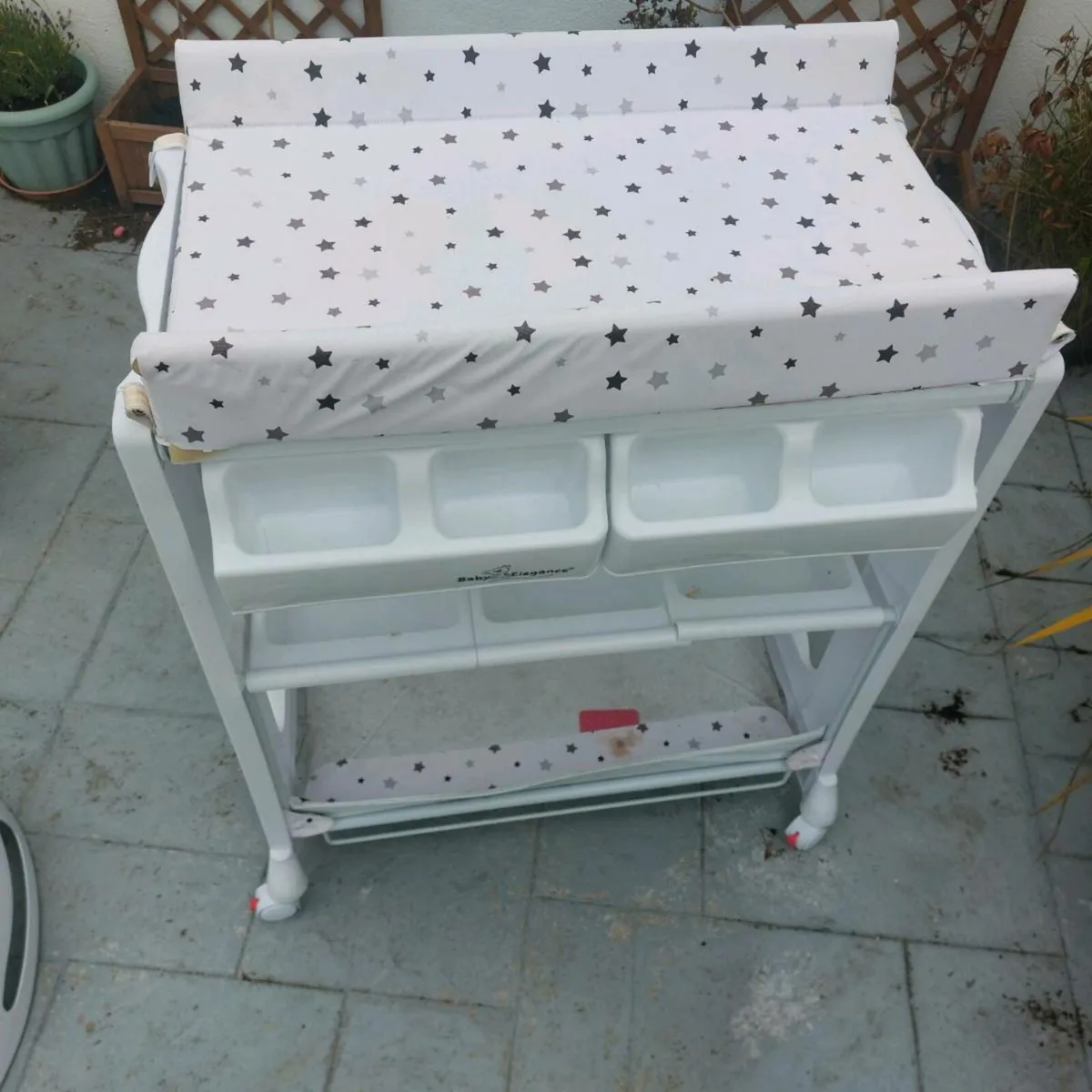 Baby changing station - Image 1