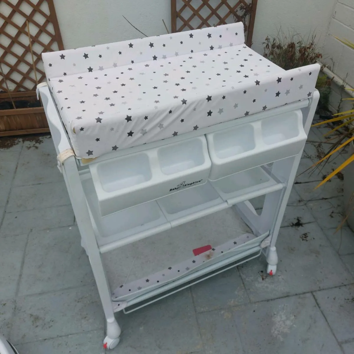Baby changing station - Image 3