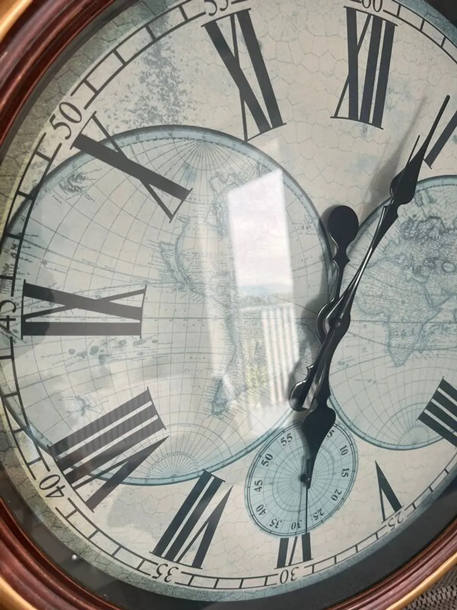 Wall clock free delivery! Mint condition - Image 2