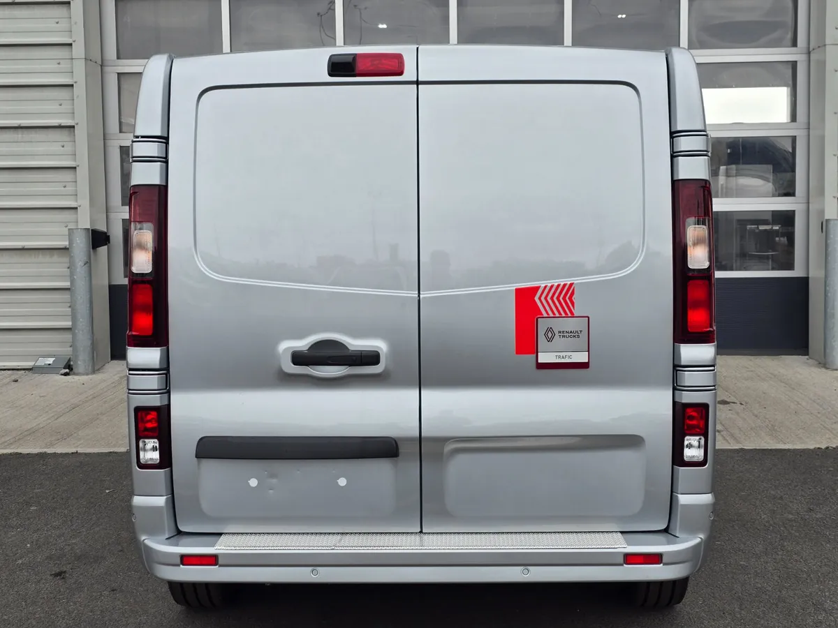 Renault Trafic Exclusive 170BHP Auto - Image 4