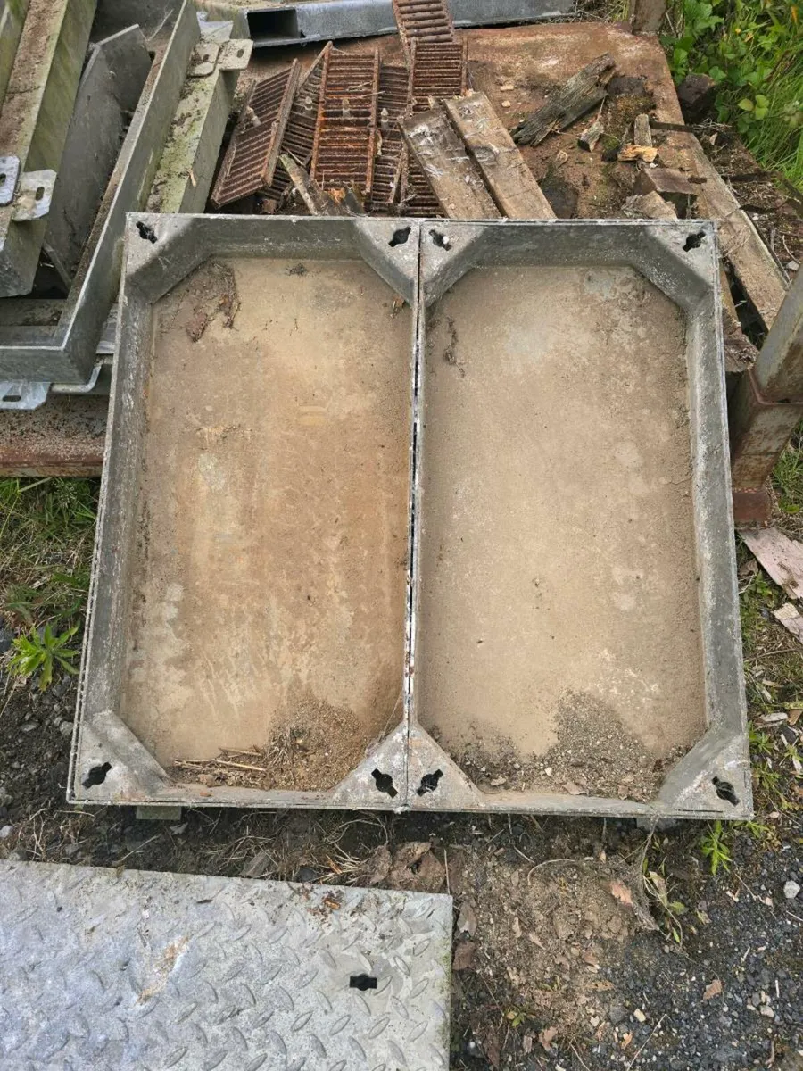 Galvanised very heavy dudy manhole & frame - Image 4