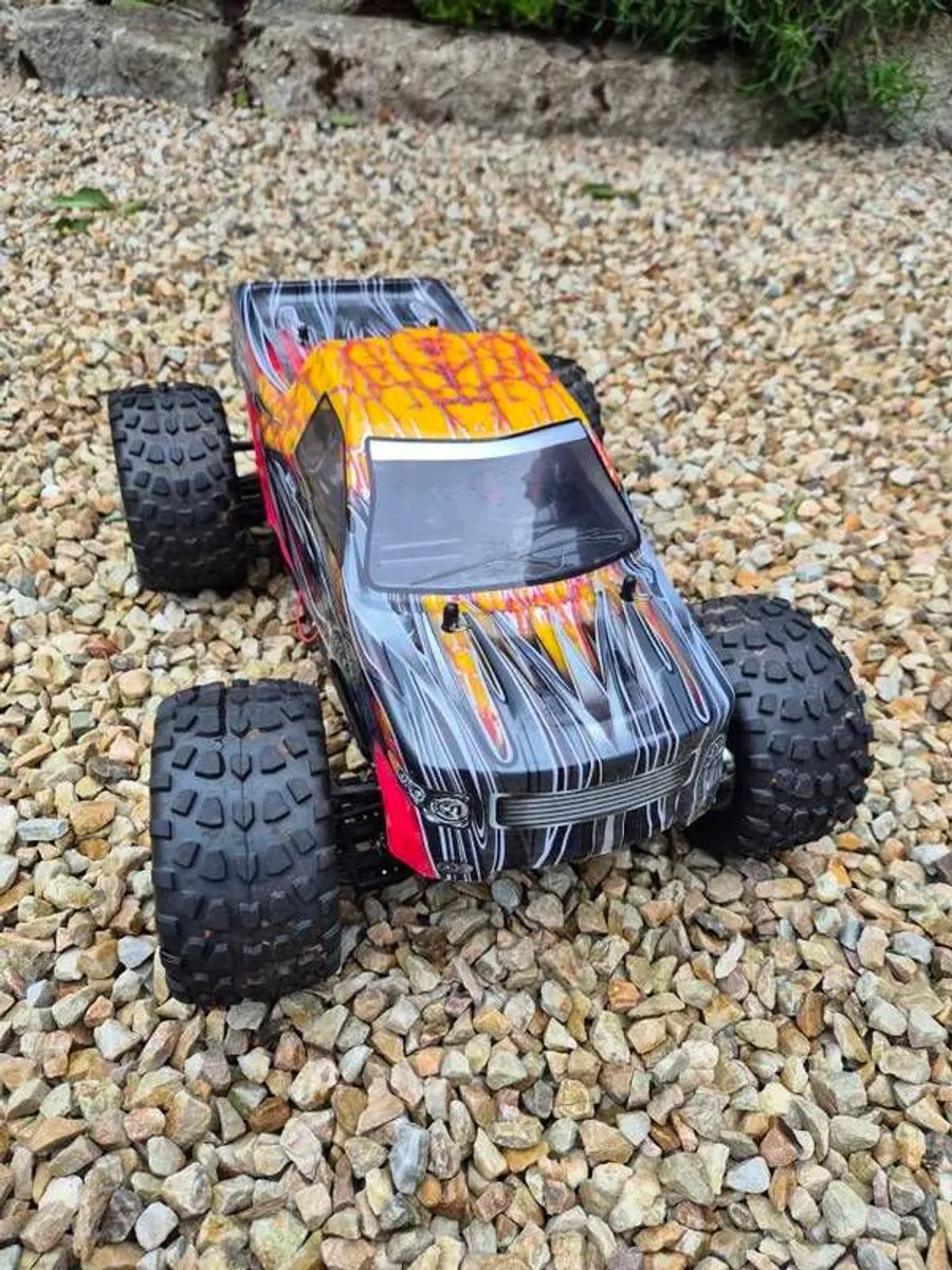 Bug Crusher 2.4Ghz Electric RC Truck - Image 2