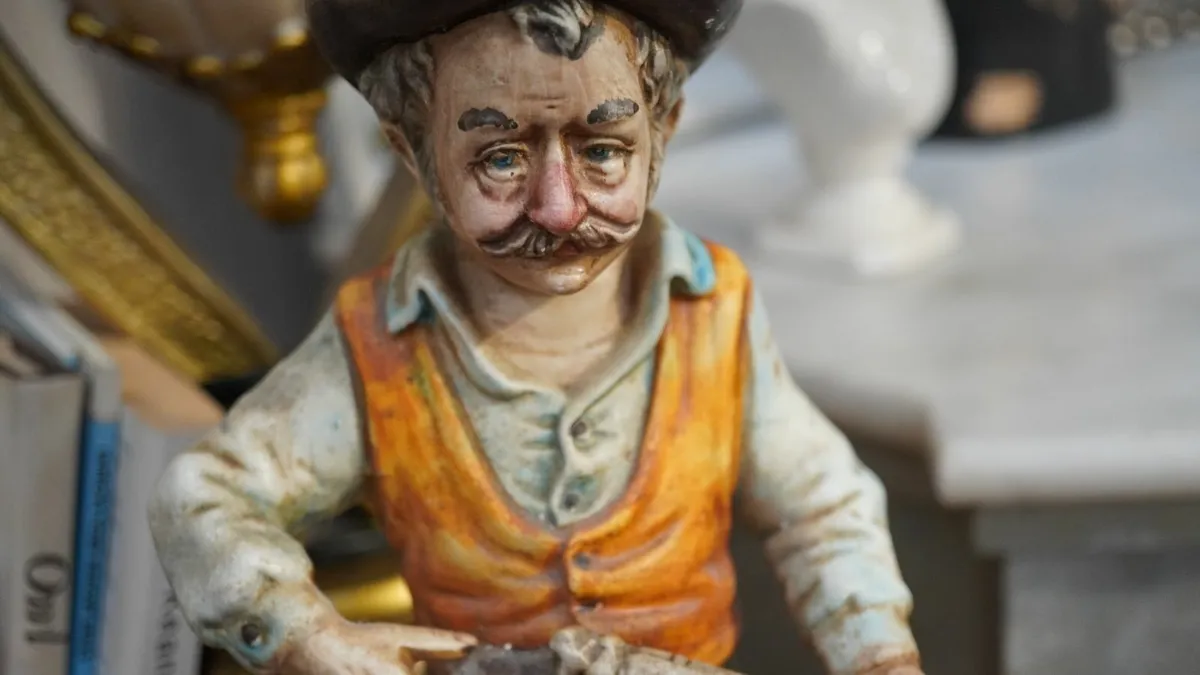 🎯 Vintage Italian Hunter Figurine - Image 3