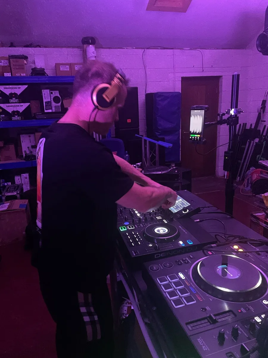 Denon sclive 4 with hard case carry on - Image 1