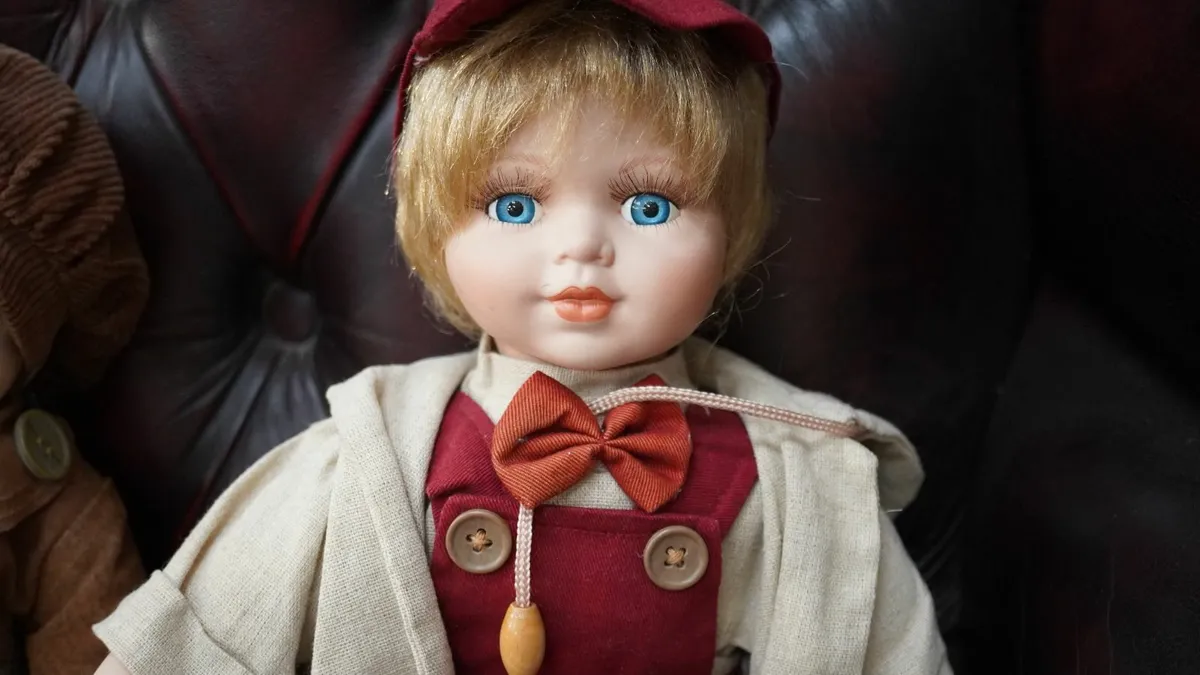 Set of 2 Porcelain Boy Dolls - Image 4