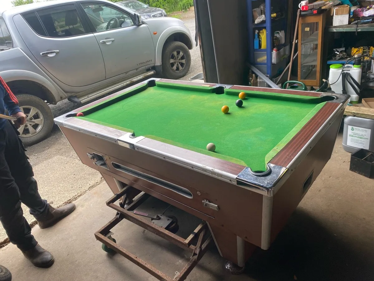 Pool table - Image 1