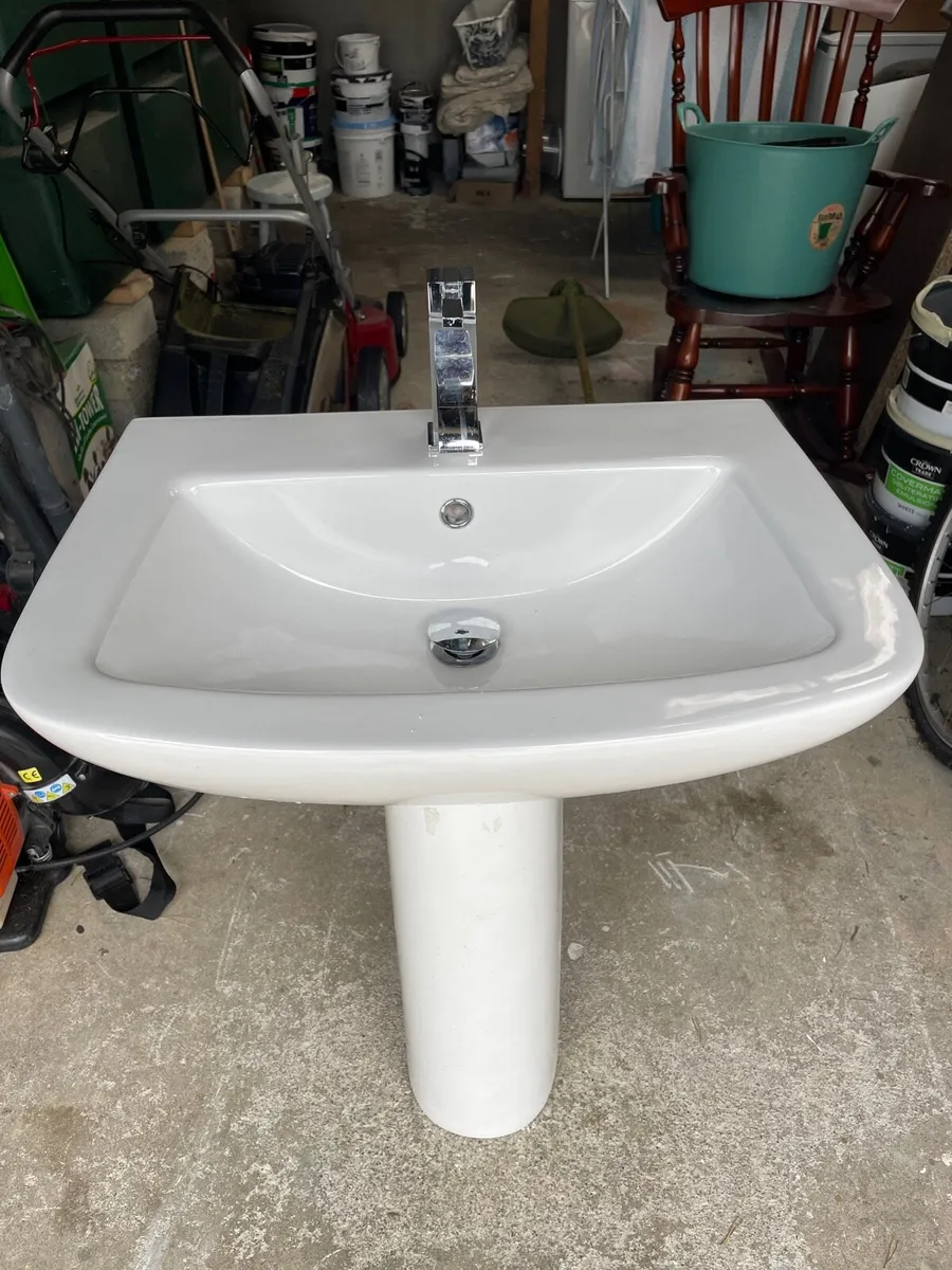 Bathroom basin/pedestal(White). 62x 48cmx85cm - Image 1