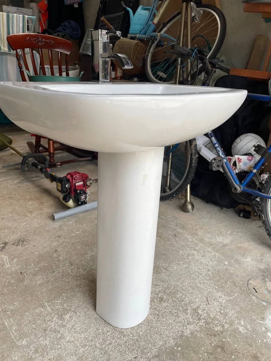 Bathroom basin/pedestal(White). 62x 48cmx85cm - Image 3