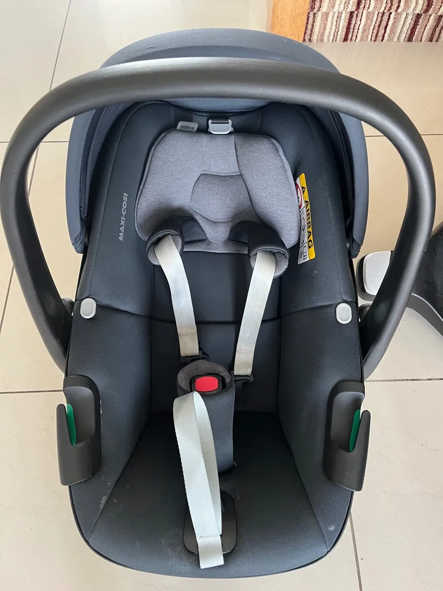 Maxi cosi pebble swivel baby car seat with isofix - Image 1