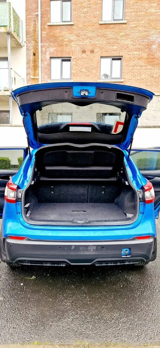 Nissan Qashqai SV Manual with Sunroof - Image 3