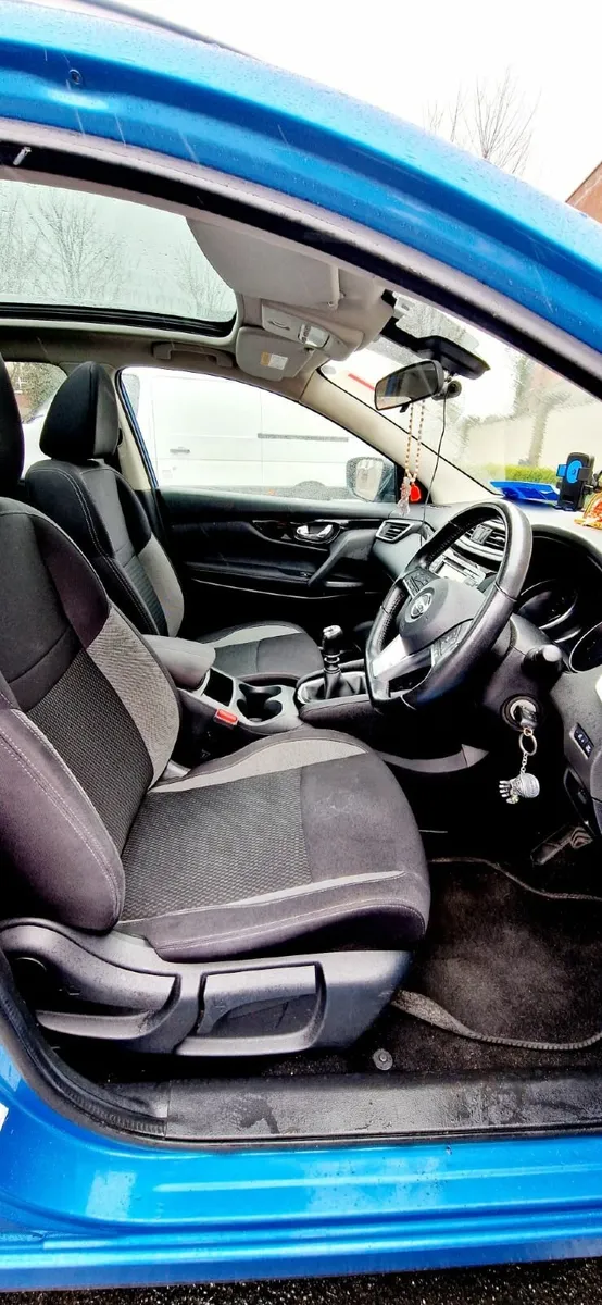 Nissan Qashqai SV Manual with Sunroof - Image 4