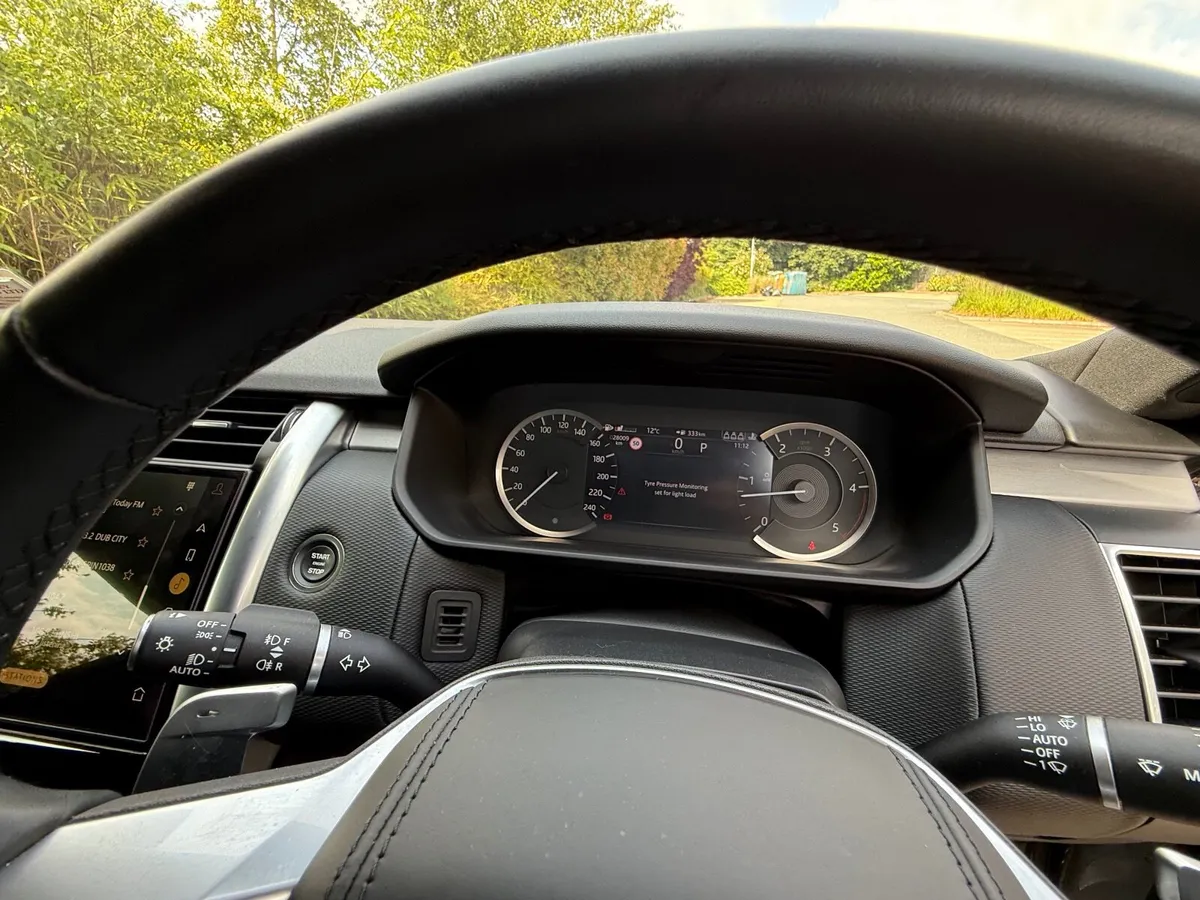 Land Rover Discovery 3.0 D R-Dynamic HSE 2 Seater - Image 2