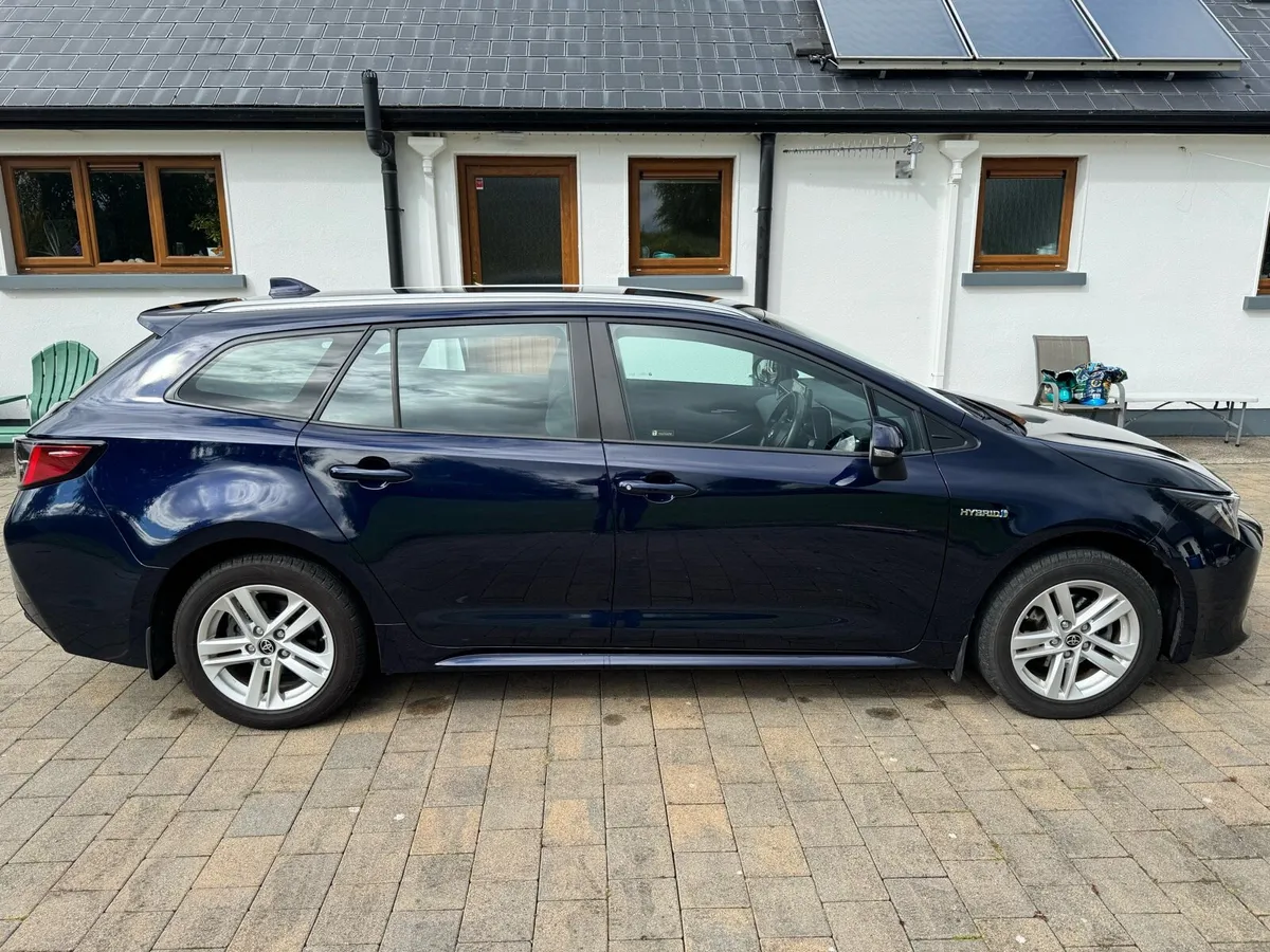 Toyota Corolla Sports Tourer 1.8 Hybrid 2022 - Image 2
