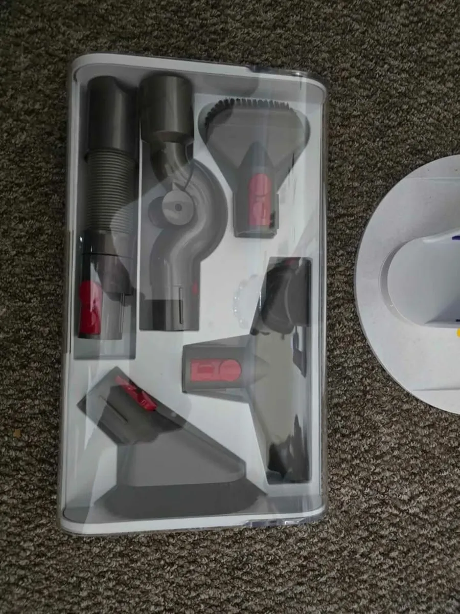 dyson v10 - Image 2