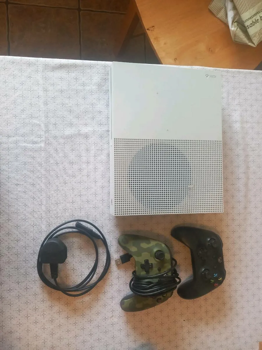 Xbox one s 1tb - Image 1