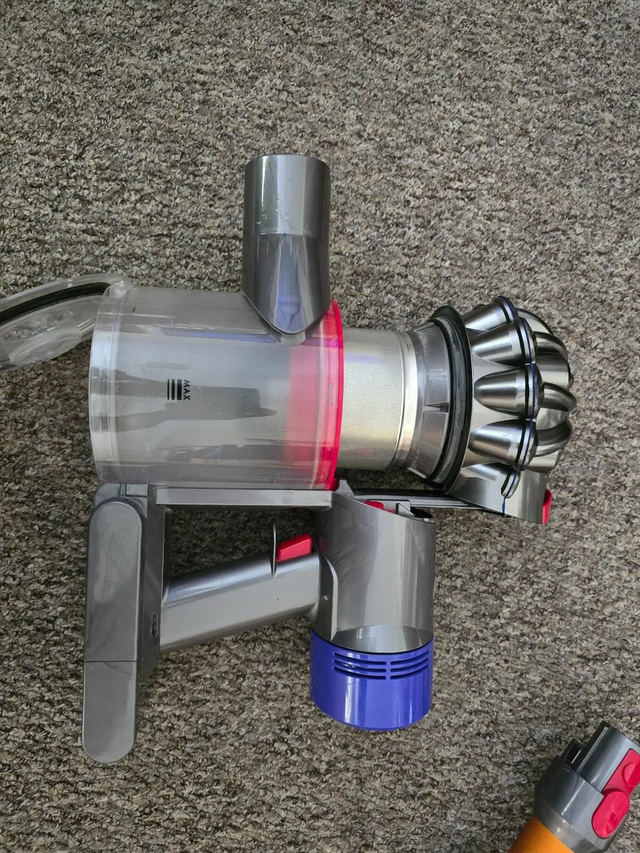 dyson v8 - Image 1
