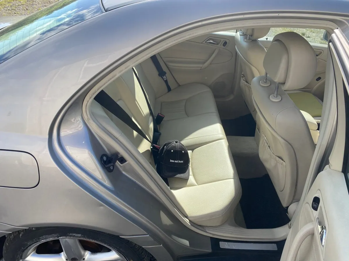 Mercedes-Benz C-Class 2007 - Image 2