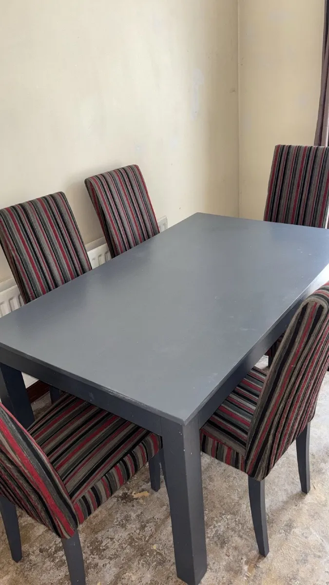 Table and chairs - Image 1