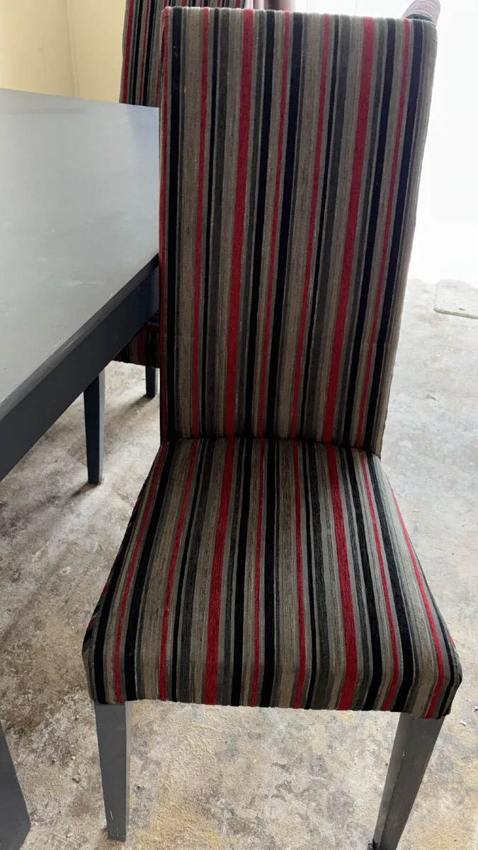 Table and chairs - Image 2