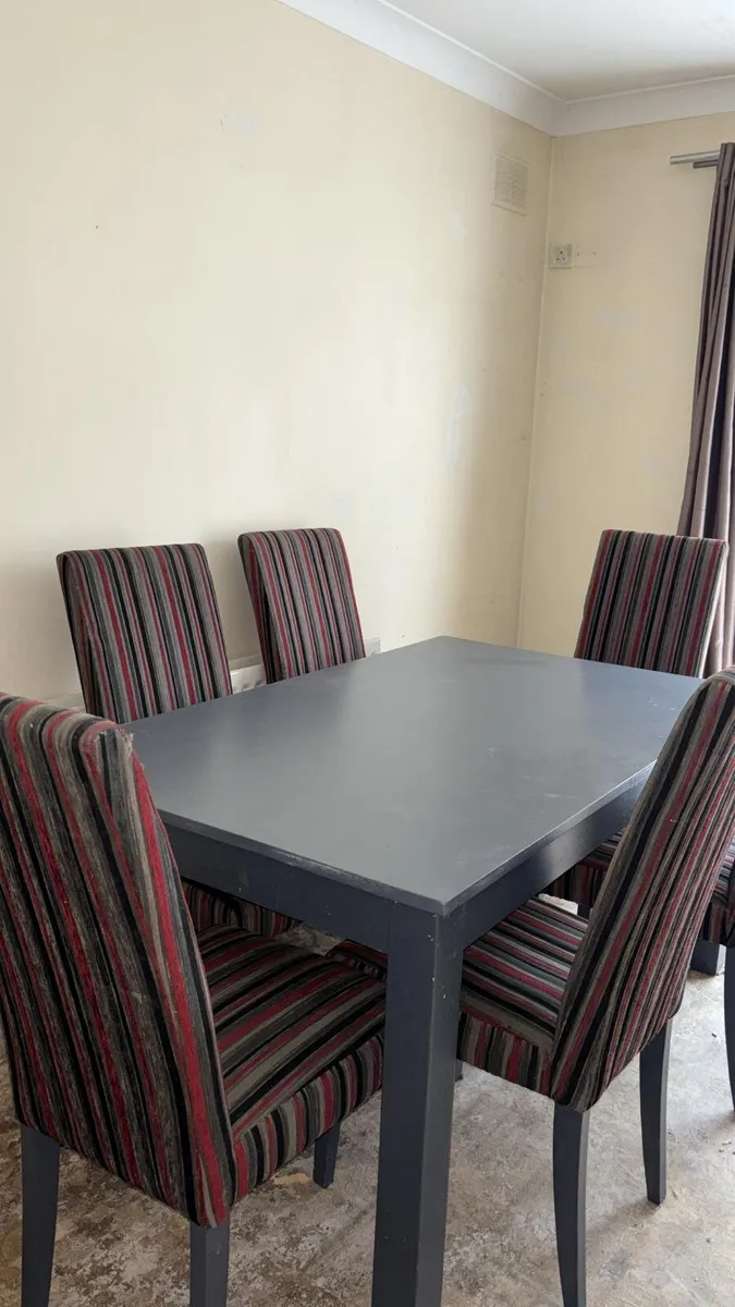 Table and chairs - Image 3