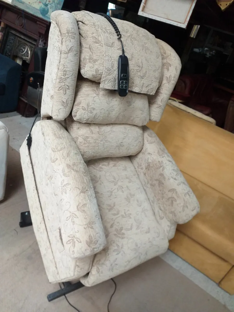 Lift & tilt electric recliner, bargain €250 - Image 1